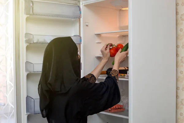 Una Donna Musulmana Prende Verdure Dal Frigorifero Cetrioli Pomodori Insalata — Foto Stock