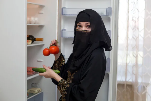 Мусульманка Достает Овощи Холодильника Огурцы Помидоры Салата — стоковое фото