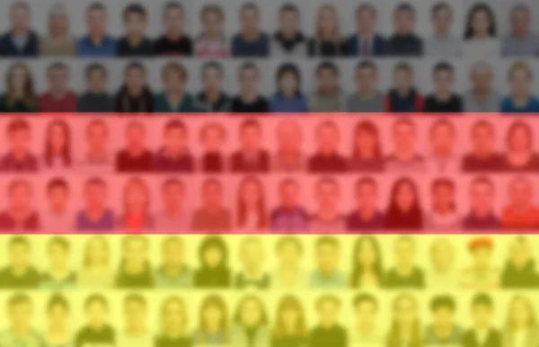 德国国旗背景上的许多人的肖像 国家人口和人口状况的概念 — 图库照片