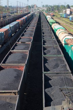 Irkutsk, Rusya 24 Temmuz 2021 - Siyah kömür istasyonlu teleferik açık. Yazı