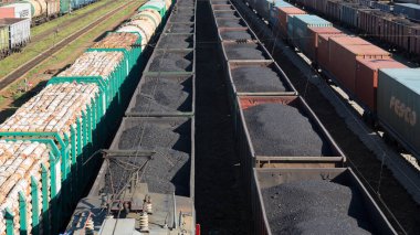 Irkutsk, Rusya 24 Temmuz 2021 - İstasyonda siyah kömürlü teleferik açık. Yazı