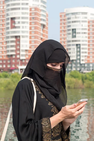 Una Mujer Musulmana Ropa Nacional Con Cara Cubierta Con Teléfono — Foto de Stock