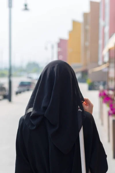Одинокая Мусульманка Проходит Через Пустой Большой Город Вид Сзади — стоковое фото