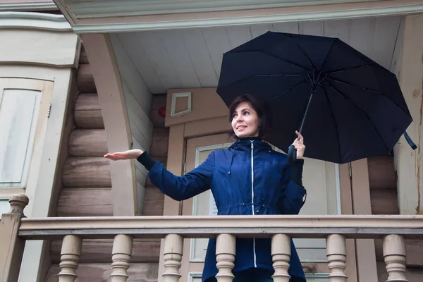 Une Femme Heureuse Avec Parapluie Noir Dans Les Mains Dans — Photo