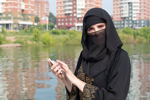 Een Moslimvrouw Nationale Kleren Met Haar Gezicht Bedekt Met Een — Stockfoto