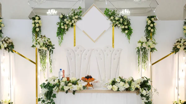 Mesa Bodas Del Novio Novia Decorada Con Flores Vegetación Fondo —  Fotos de Stock