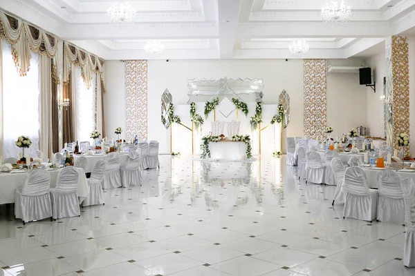 Salle Dans Restaurant Décoré Dans Style Blanc Jeunes Mariés Mariage — Photo