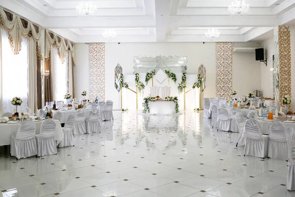 Hallen Restaurangen Dekorerad Vit Stil Nygifta Bröllopet Stockbild