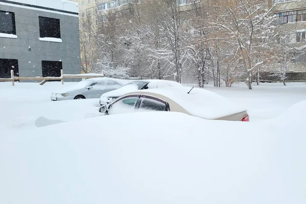 市内中心部に雪が積もっている車 — ストック写真