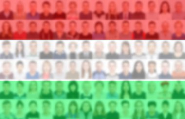 Macaristan bayrağının arka planında birçok insanın portreleri var. Ülkenin nüfus ve demografik durumu kavramı.