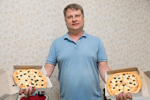 Adulte Grand Homme Souriant Tenant Largement Boîtes Pizza — Photo