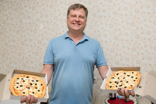 Vuxen Lång Man Ler Brett Med Två Pizzalådor — Stockfoto