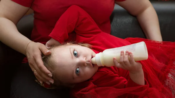 Mom Put Her Hand Hot Head Child Illness — Stock Photo, Image