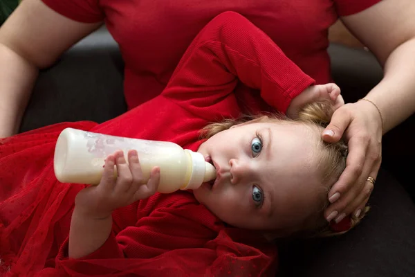 Mãe Colocar Mão Quente Cabeça Criança Durante Doença — Fotografia de Stock