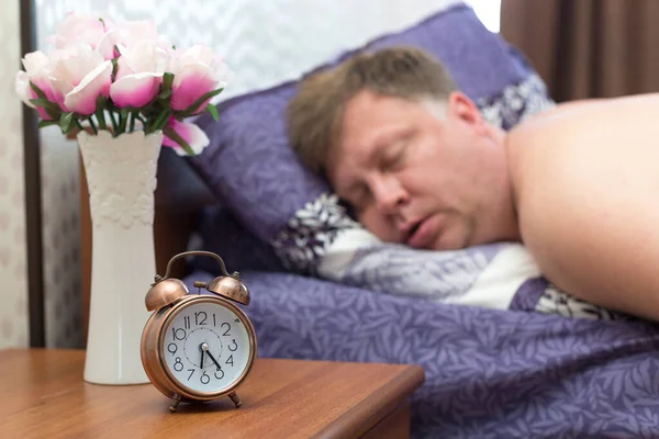 Hombre Adulto Años Dormido Cama Sin Oír Despertador — Foto de Stock
