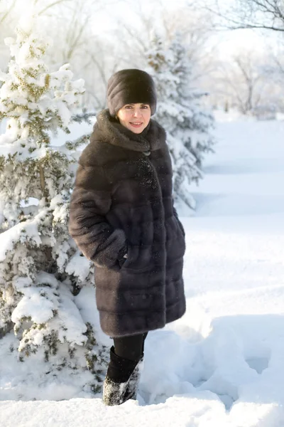 Brunett Kvinna Vinterkläder Promenader Genom Vinterskogen Stockfoto