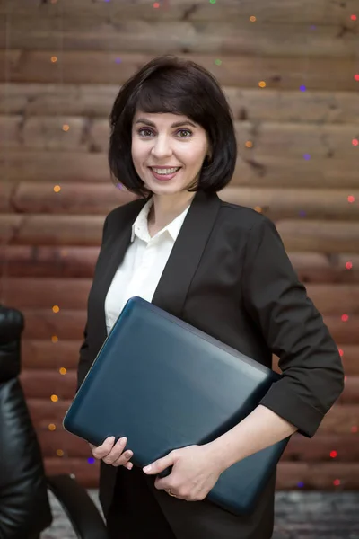 Una Mujer Negocios Traje Formal Con Ordenador Portátil Mano Decorado — Foto de Stock