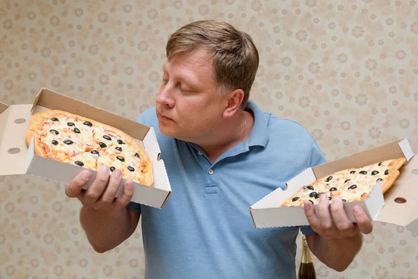 Ein Dicker Mann Kaufte Zwei Schachteln Pizza Und Schnuppert Sie — Stockfoto