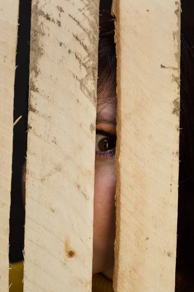 Человек Смотрит Через Трещину Деревянный Забор Понятие Любопытства — стоковое фото