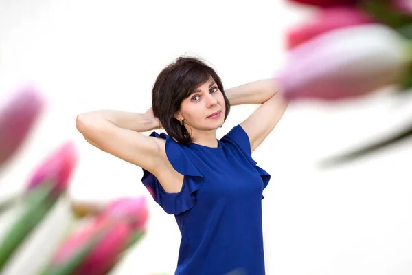 Mulher Morena Anos Idade Blusa Azul Contra Fundo Tulipas Primavera — Fotografia de Stock