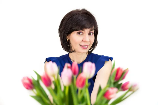 Retrato Morena Con Una Hermosa Sonrisa Con Ramo Brillantes Tulipanes —  Fotos de Stock