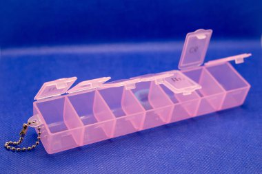 Plastik ilaç kutusu, her gün için mavi arka plan hücreli ilaç kutusu..