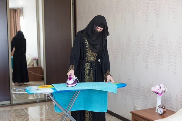 Een Moslimvrouw Nationale Kleren Doet Huishoudelijke Klusjes Met Een Handdoek — Stockfoto