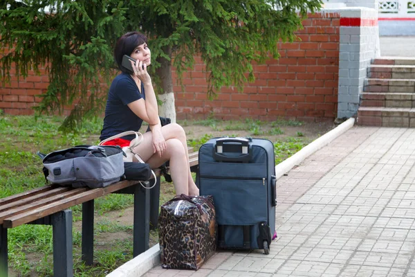 Una Mujer Adulta Está Sentada Banco Cerca Estación Con Bolsas — Foto de Stock
