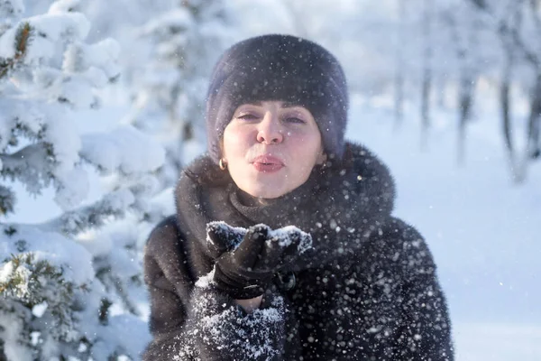 Yaşında Yetişkin Bir Kadın Kış Parkında Vizon Kürklü Kürklü Şapkasıyla — Stok fotoğraf