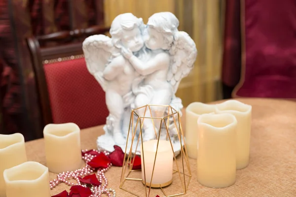 Ängelfigurer Ljus Och Rosenblad Romantisk Middag Restaurang — Stockfoto