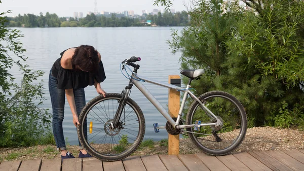 좌절감에 여자가 부러진 자전거를 — 스톡 사진