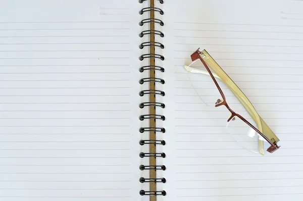 Cuaderno y gafas graduadas — Foto de Stock