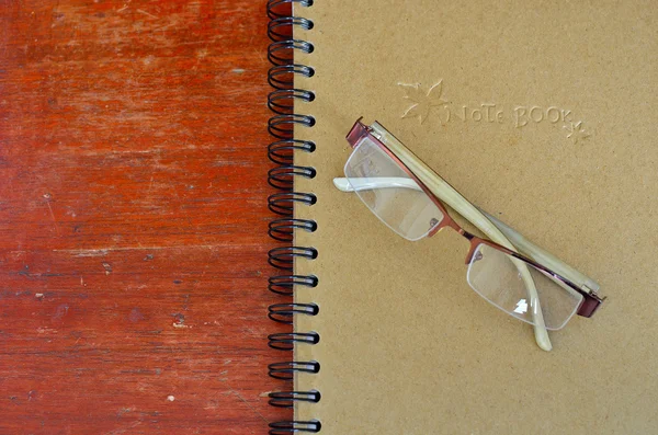 Φυστίκι κελύφηノートブックと眼鏡 — ストック写真