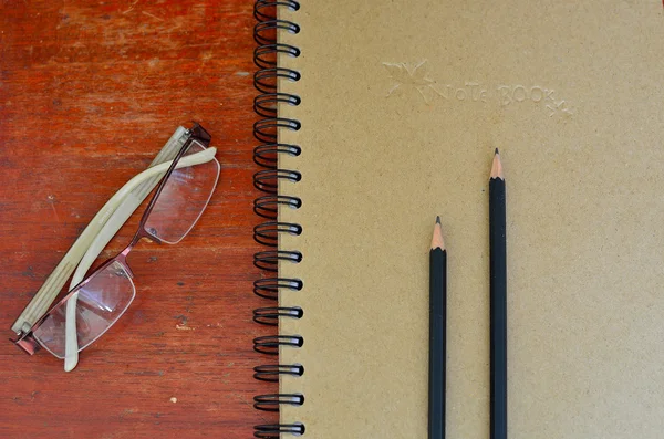 Ноутбук и карандаш — стоковое фото