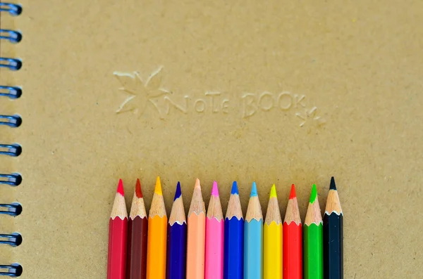 Crayons de couleur et carnet de notes — Photo