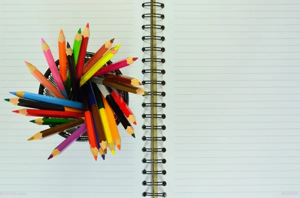 Lápices de color y cuaderno — Foto de Stock