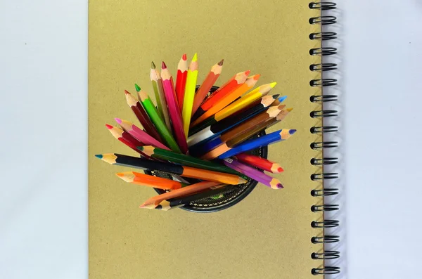 Crayons de couleur et carnet de notes — Photo