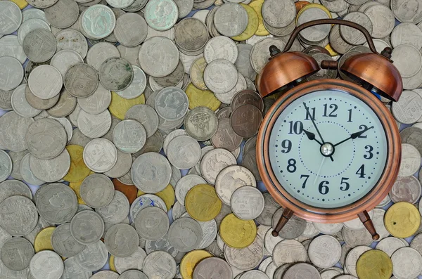 Reloj despertador y monedas — Foto de Stock