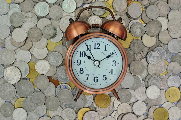 Reloj despertador y monedas — Foto de Stock