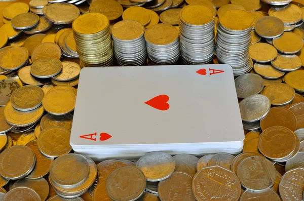 Tarjeta de póker y monedas — Foto de Stock