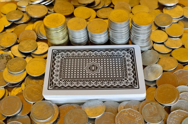 Tarjeta de póker y monedas — Foto de Stock