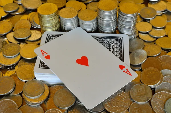 Poker kaart en munten — Stockfoto