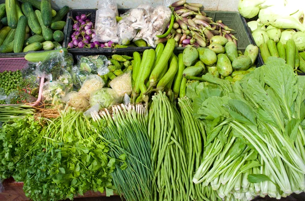 Fruits and vegetables in a farmers market — Stock Photo, Image