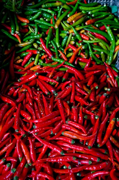 Pimenta vermelha em um mercado de agricultores — Fotografia de Stock