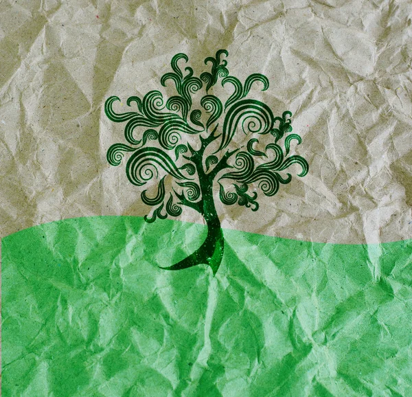 Дерево и зеленое поле на переработанной бумаге — стоковое фото