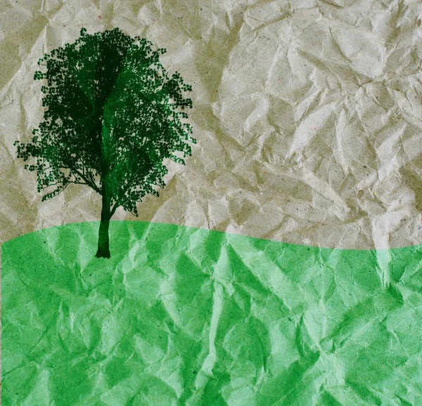 Albero e campo verde su carta riciclata — Foto Stock