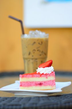 Çilekli pasta ve buzlu kahve