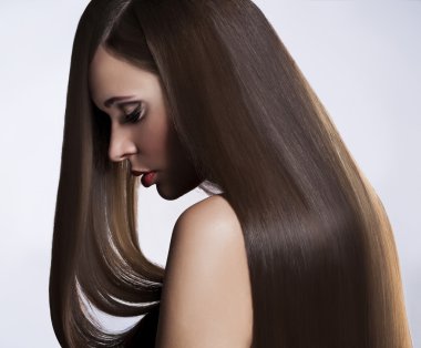 Uzun saçlı kadın.