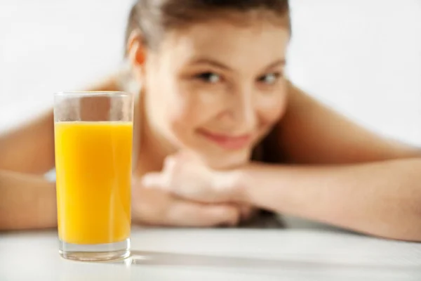 Kvinna med juice — Stockfoto