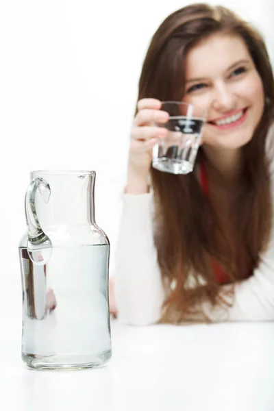 Vrouw die water drinkt — Stockfoto